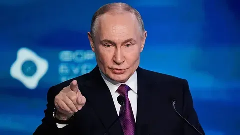 La UE y EE.UU. en Tensión por las Sanciones a Rusia Ante el Aumento de Precios del Petróleo