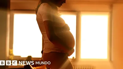 ¿Por qué las mujeres dan a luz acostadas sobre la espalda?