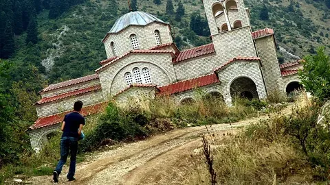 La iglesia que compite con la Torre de Pisa en Tesalia