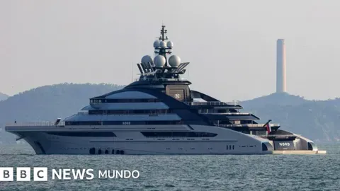 El yate del hombre más rico de Rusia navega en medio del bloqueo de Irán