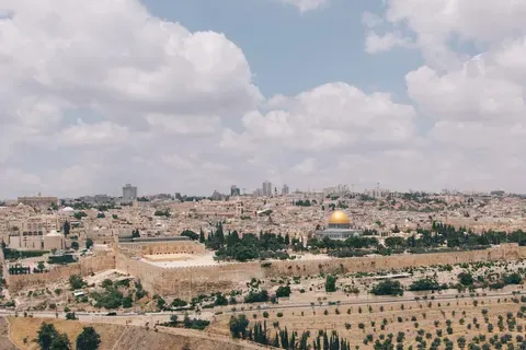 Cohete de Hezbolá impacta en Safed, Israel, dejando heridos