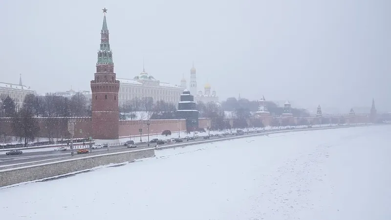 Bloqueo Total de WhatsApp y YouTube en Rusia