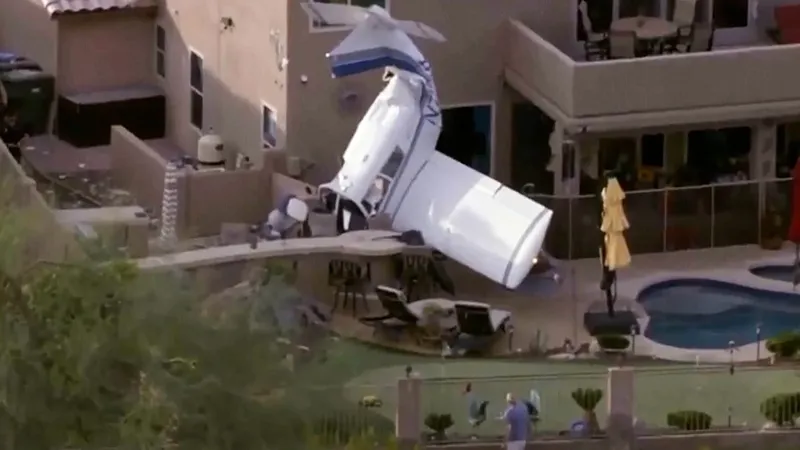 Accidente de avioneta en Phoenix: tres heridos tras el impacto contra viviendas