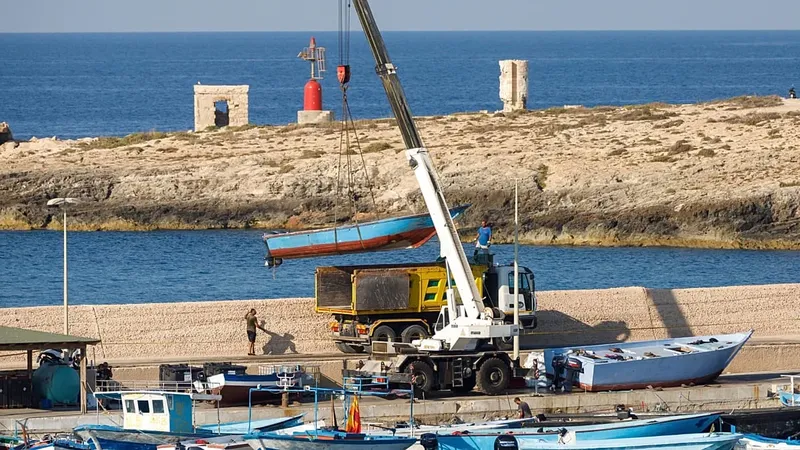 Naufragio frente a Lampedusa: 64 migrantes rescatados y un niño desaparecido