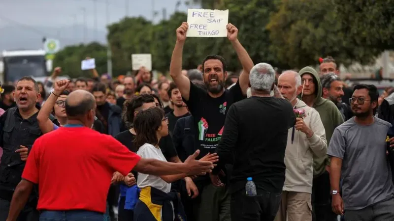 Activistas de la Flotilla Global Sumud Denuncian Maltrato por Parte de Israel
