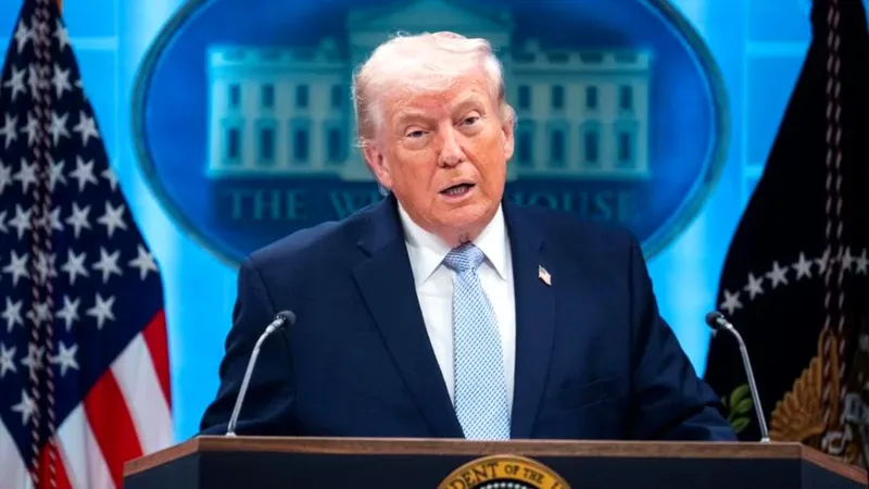 Trump anuncia aranceles del 50 % a países que envíen armas a Irán