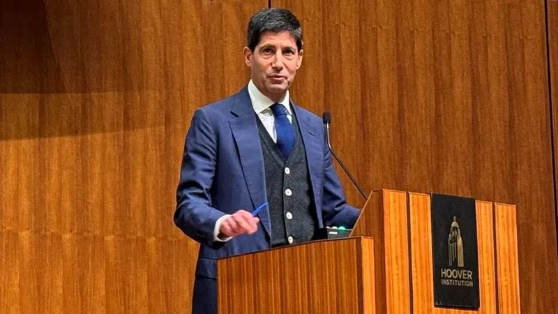 Kevin Warsh asume la presidencia de la Reserva Federal en un contexto de incertidumbre económica