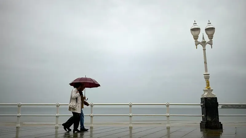 Un temporal de lluvia y viento mantiene en alerta a España