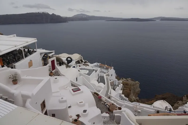 Santorini Incrementa Medidas de Seguridad Turística en Zonas de Alto Riesgo