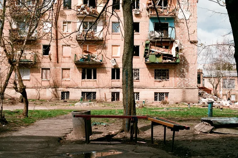 Rusia ataca Kiev: Bombardeos dejan un edificio colapsado