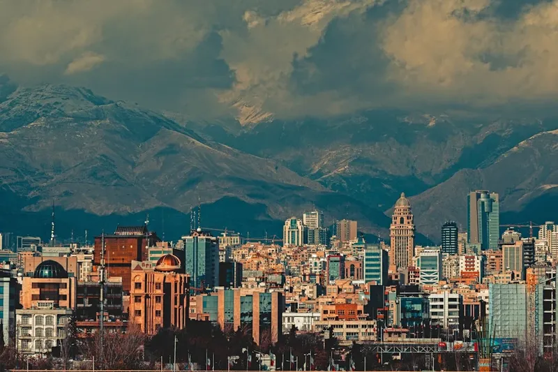Irán Agiliza la Ayuda Humanitaria a través del Estrecho de Ormuz