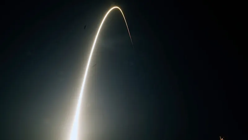 China desarrolla un arma de microondas para interferir en la red Starlink