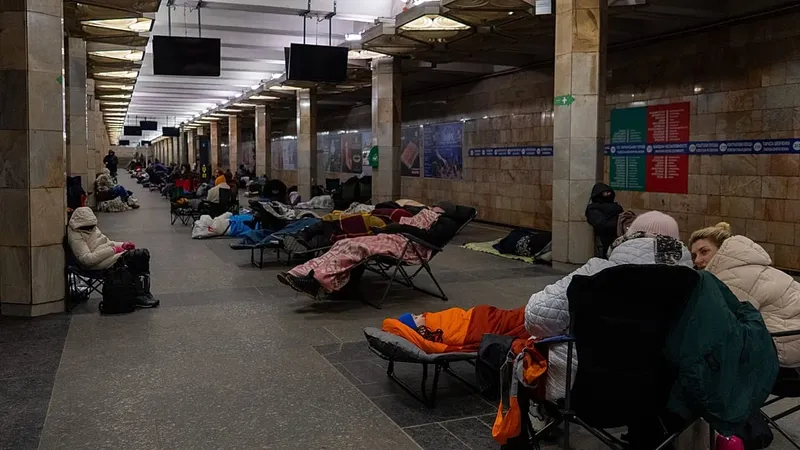 Kiev: vecinos se refugian en el metro durante bombardeos rusos