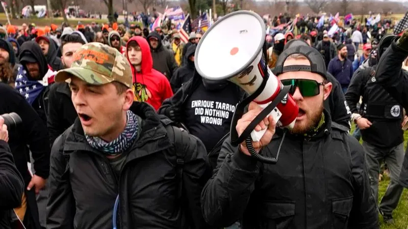 Trump Solicita Anular Condenas a los Líderes del Asalto al Capitolio