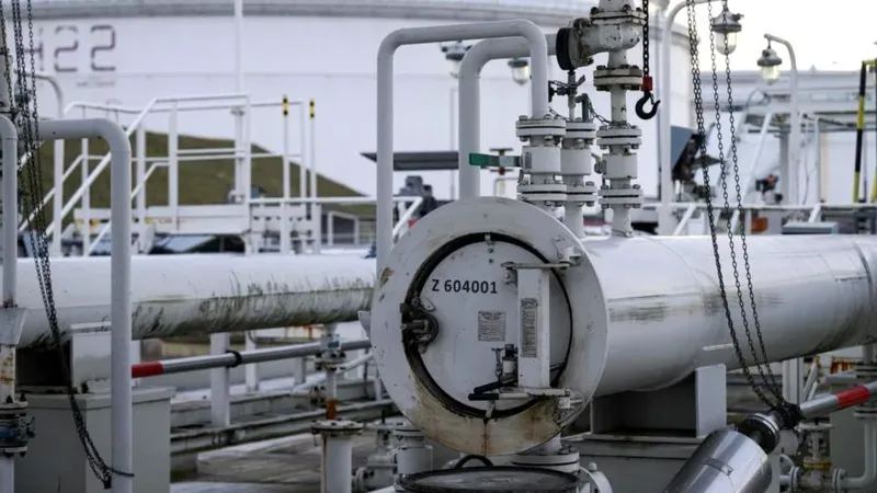 Ucrania reanuda el transporte de petróleo ruso hacia Europa