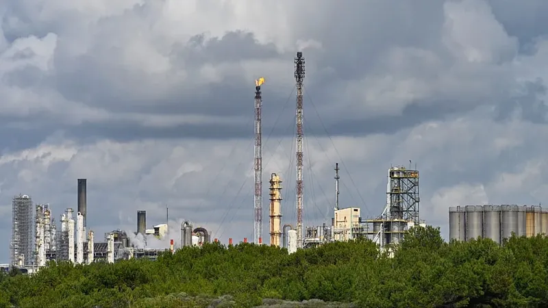 Las petroleras se benefician de la guerra en Irán: ¿Es momento de imponer un impuesto extraordinario?
