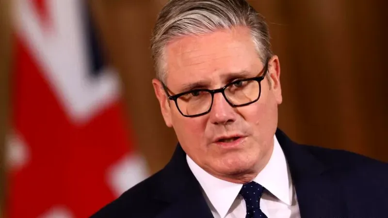 El Primer Ministro Keir Starmer se Resiste a Renunciar a Pese a las Crecientes Presiones en el Reino Unido