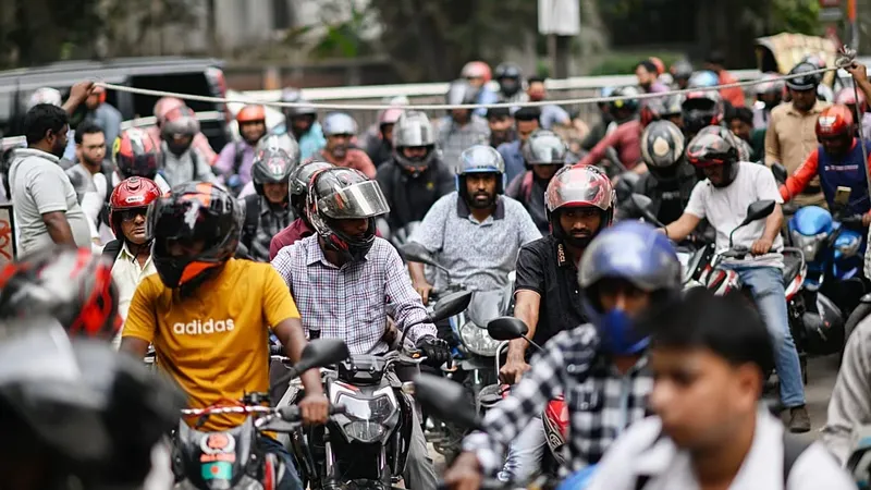 Crisis de combustible en Bangladés: largas colas por temor a la escasez