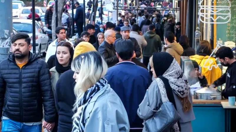 Guerra en Irán: Aumento de Despidos y Reducción Salarial