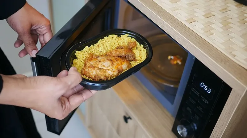 Los peligros ocultos de las comidas preparadas para microondas