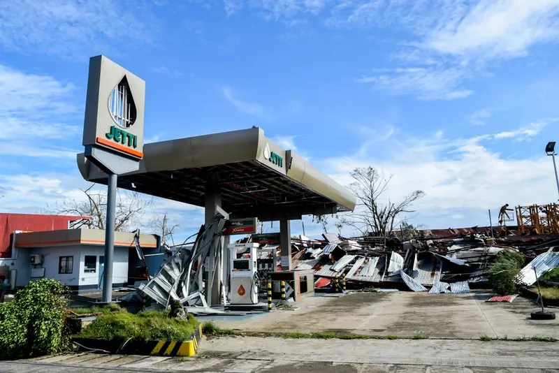 La Caída de los Precios del Petróleo y el Compromiso de Trump en el Estrecho de Ormuz