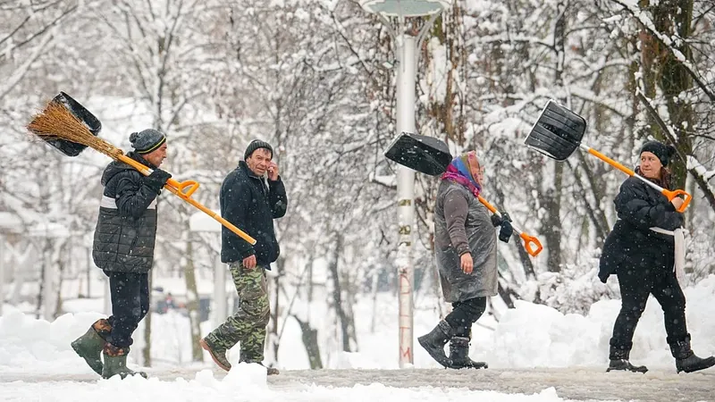 Fuertes nevadas alteran el transporte en Bucarest