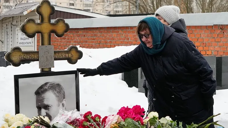Rusia recuerda a Navalni un año después de su muerte