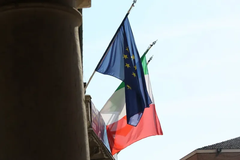 Ministros de la UE Discuten Préstamo a Ucrania y Relación con Israel