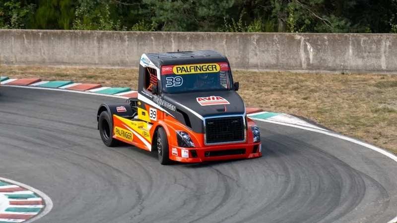 El camión polaco Jelcz de los años 70 en el Himalaya