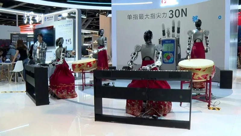 Robots humanoides destacan en la feria de IA y robótica de Hong Kong