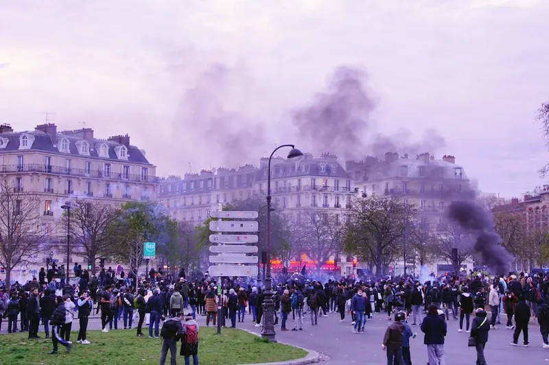 Protestas de Transportistas en París por el Aumento de Precios de Combustibles