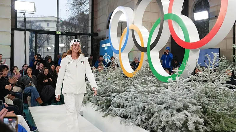 Olimpistas se convierten en modelos en la presentación de uniformes