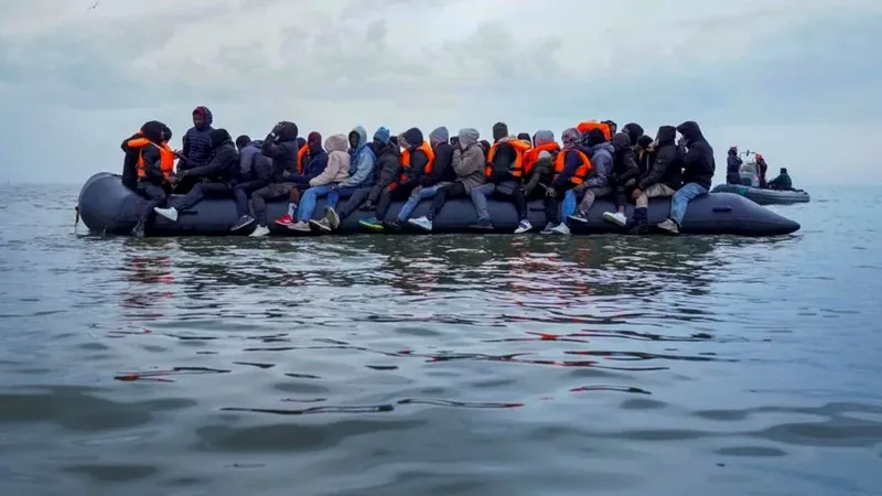 Francia y Reino Unido firman un acuerdo para controlar la migración