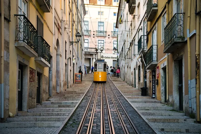 El funicular de Graça reabre tras 7 meses de cierre en Lisboa