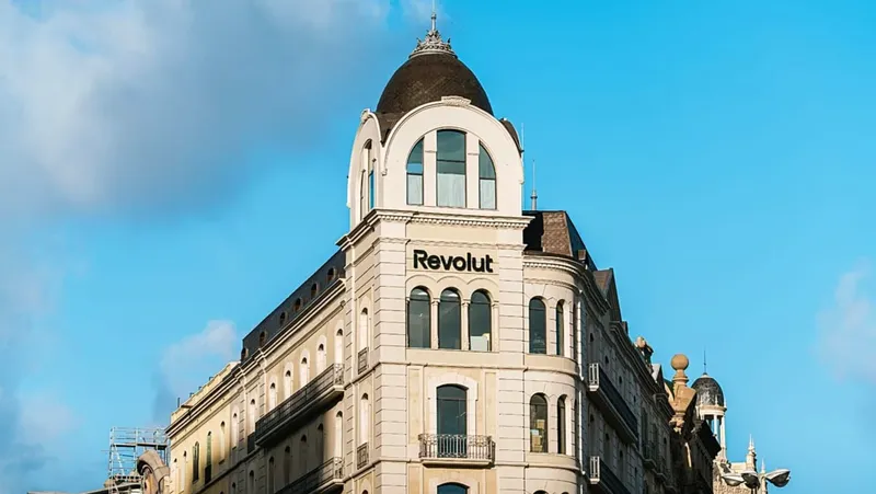 Revolut abre su primera tienda en Barcelona y expande sus servicios en España