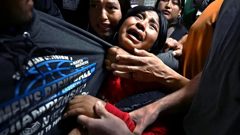 La conmovedora imagen de Carol Guzy gana el premio World Press Photo 2026