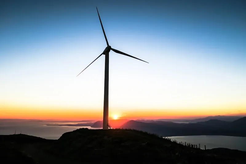 La Vulnerabilidad de la Energía Eólica Marina en Europa: ¿Quién la Protege?