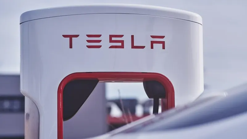 Elon Musk y su hijo en una cumbre en China