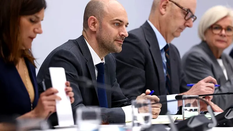 Francia denuncia la 'traición' de Hungría por sus vínculos con Rusia