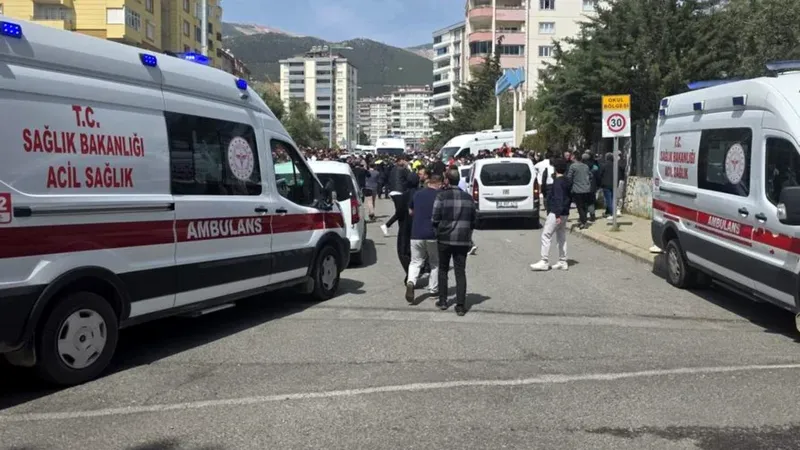 Tiroteo Escolar en Turquía Causa Nueve Muertos y Decenas de Heridos