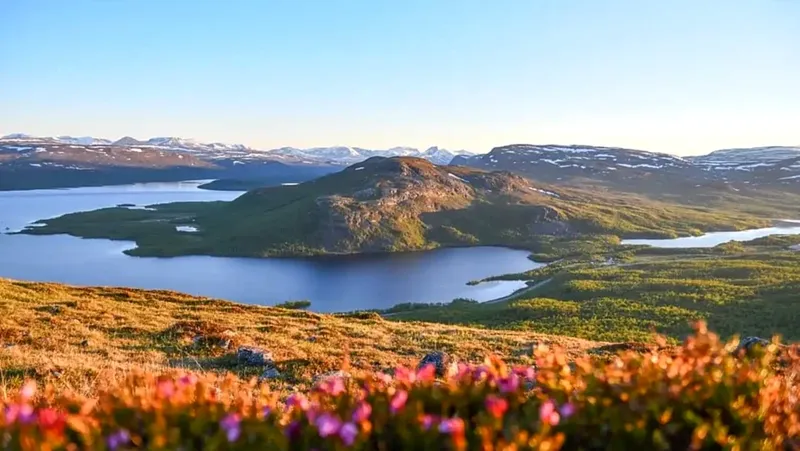 Finlandia: Del Reino Blanco al País Verde del Sol de Medianoche
