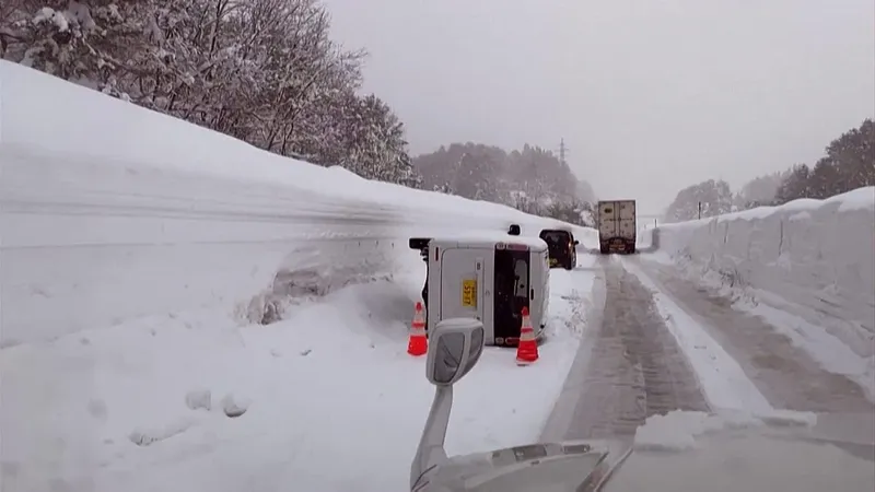 Nevadas extremas en Japón causan tragedia y caos en el norte del país