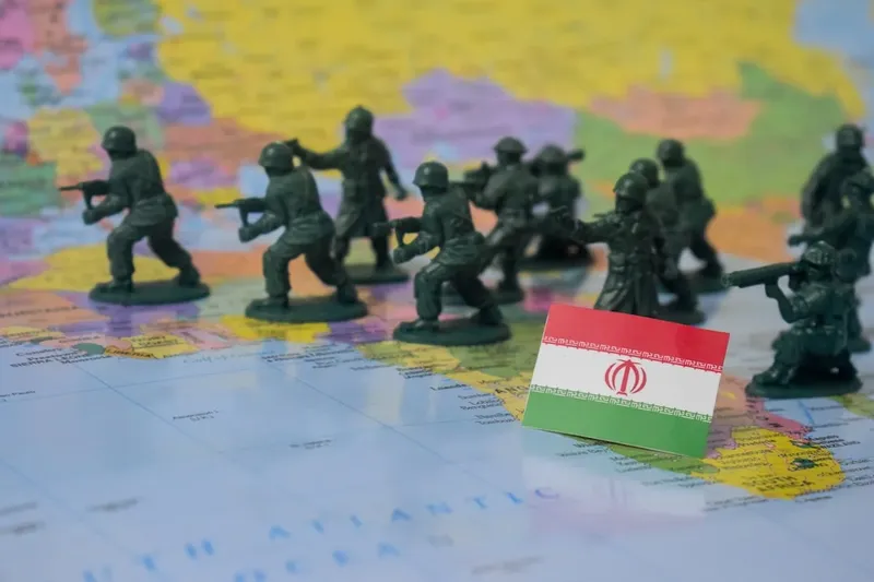 Irán Refuerza su Control sobre el Estrecho de Ormuz en un Contexto Geopolítico Tenso