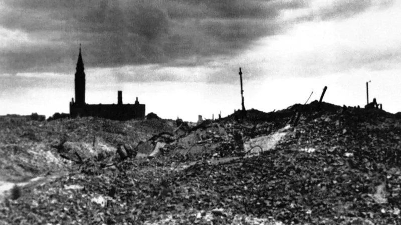 Monumento de letras en recuerdo del gueto de Varsovia