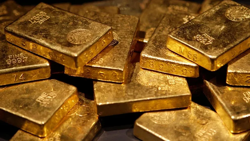 El oro sube y el dólar baja mientras Trump minimiza la situación