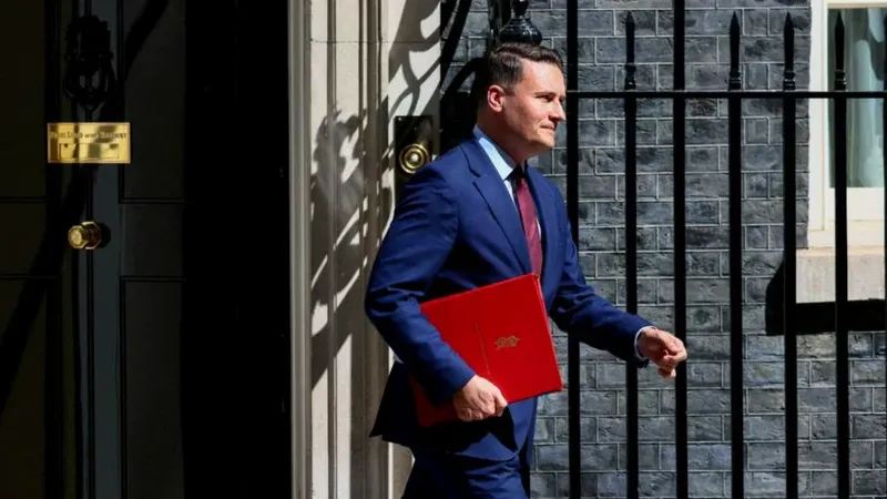 Dimisión del Ministro de Salud británico y profundización de la crisis política