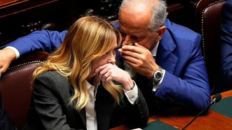 Italia propone un controvertido incentivo para abogados a favor de la repatriación de inmigrantes