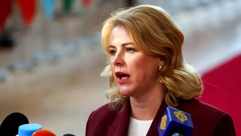 Crisis Política en Letonia: Dimisión de la Primera Ministra Evika Silina