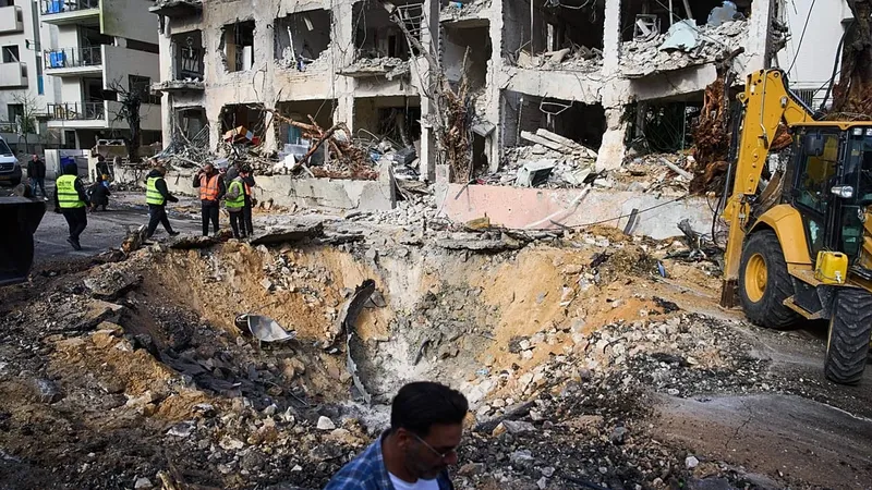 Vecinos de Tel Aviv Evaluan Daños Tras Ataque de Misiles Iraníes