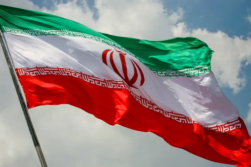Irán Propone Tarifas por Cables Submarinos en el Estrecho de Ormuz: Implicaciones Geopolíticas y Digitales